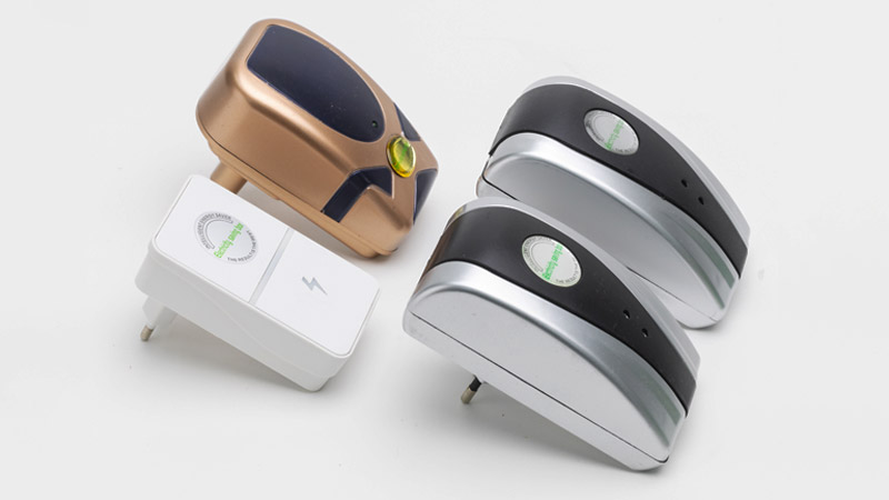 Economizadores de energia: conjunto de 4 aparelhos em cima de uma mesa